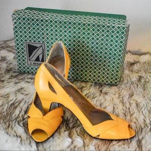 VTG J. Renee Marigold Leather Heels DeadStock Box